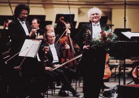 Peter Damm after his 50th performance of the horn concerto by Richard Strauss with the Sächsische Staatskapelle Dresden conducted by Giuseppe Sinopoli (left).